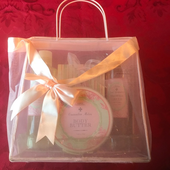 NWT Simple Pleasures pink gift bag w/toiletries. - Picture 1 of 7